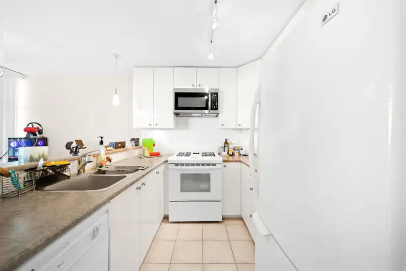 1101 7080 ST. ALBANS ROAD - photo 4 of 20
