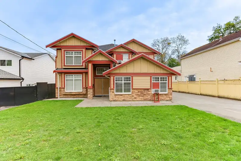 8474 123 STREET - photo 2 of 40