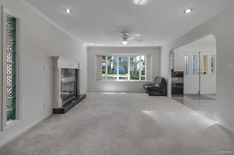 1715 E 46TH AVENUE - photo 4 of 40