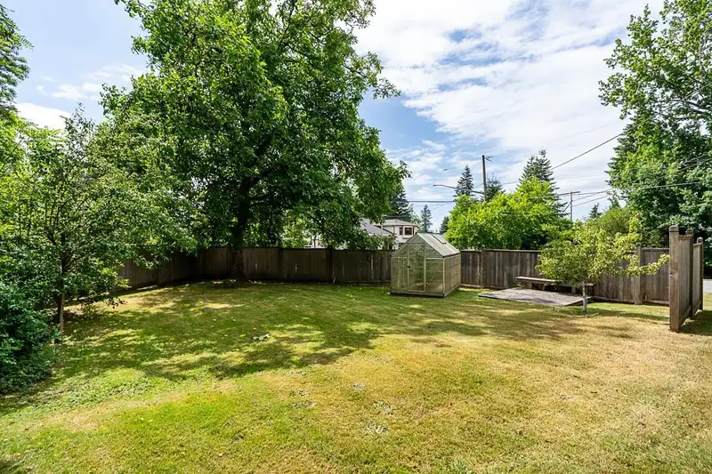 14054 ANTRIM ROAD - photo 3 of 40