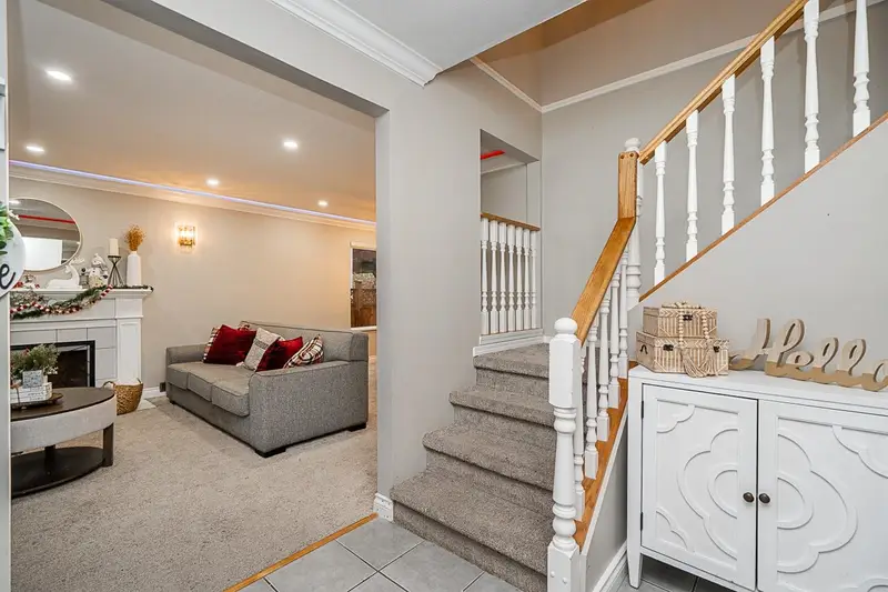 8045 164A STREET - photo 2 of 24