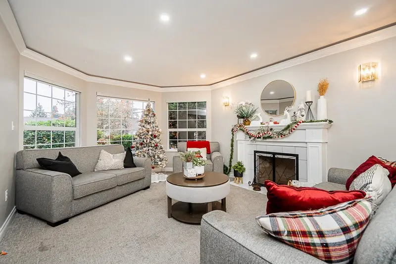 8045 164A STREET - photo 3 of 24