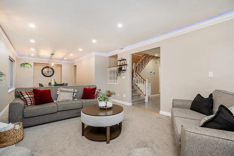 8045 164A STREET - photo 4 of 24