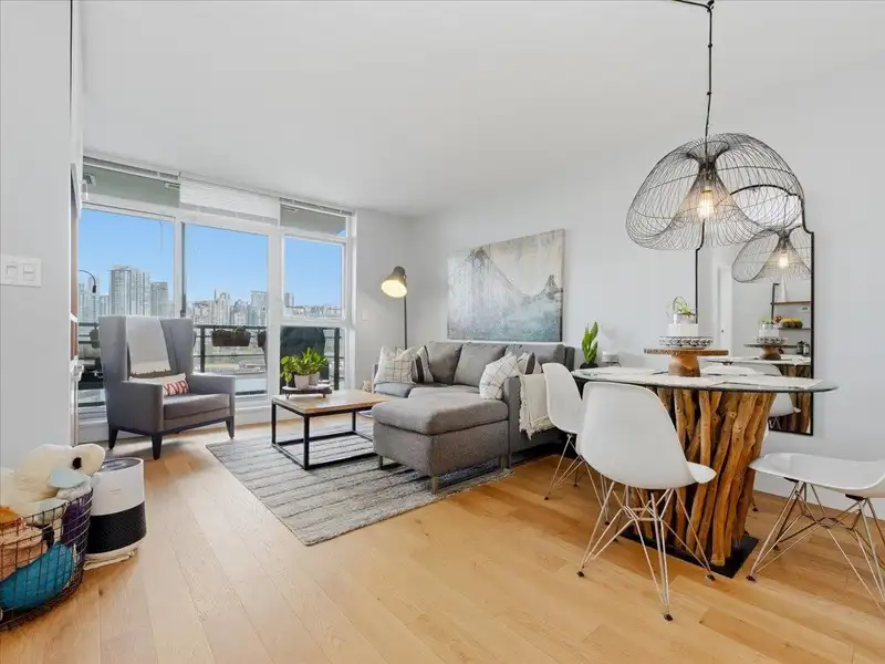 806 288 W 1ST AVENUE - photo 1 of 28
