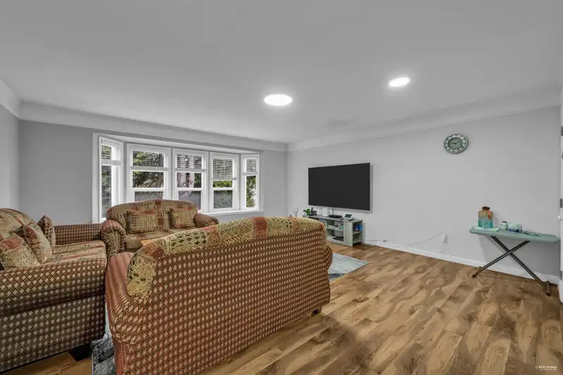 13532 64 AVENUE - photo 3 of 36