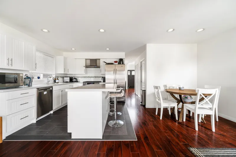 15476 110 AVENUE - photo 3 of 25