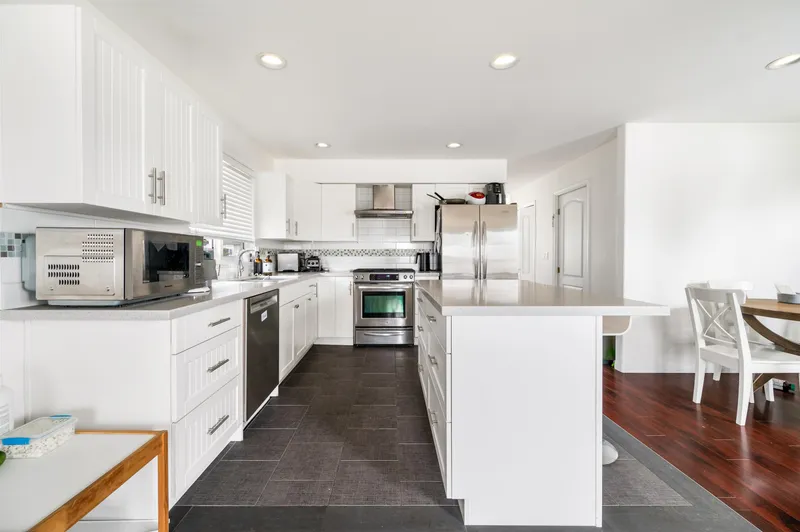 15476 110 AVENUE - photo 4 of 25