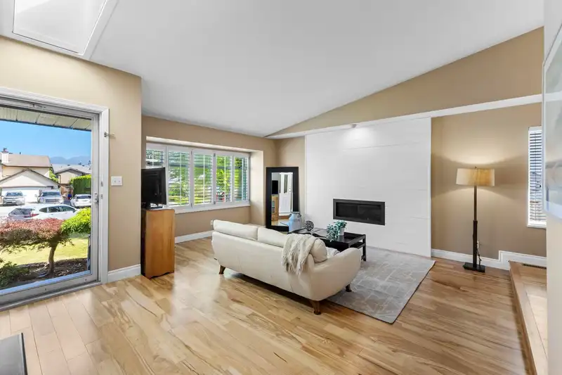 22098 KERRY CRESCENT - photo 4 of 40