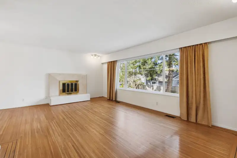 1504 FARRELL CRESCENT - photo 2 of 33