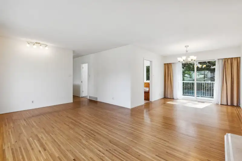 1504 FARRELL CRESCENT - photo 3 of 33