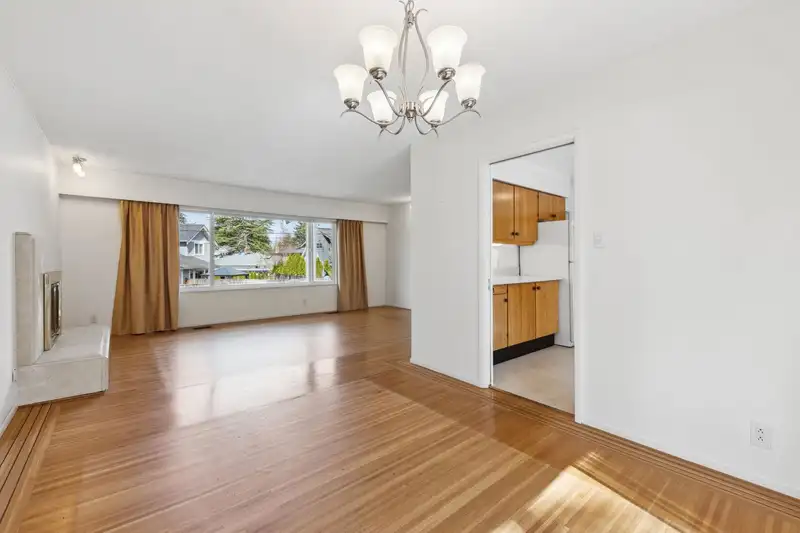 1504 FARRELL CRESCENT - photo 4 of 33
