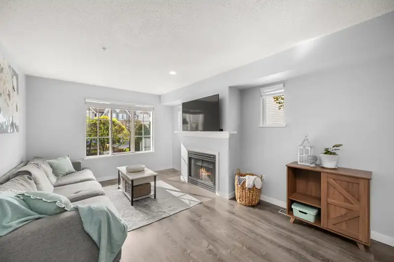 33 20560 66 AVENUE - photo 2 of 40