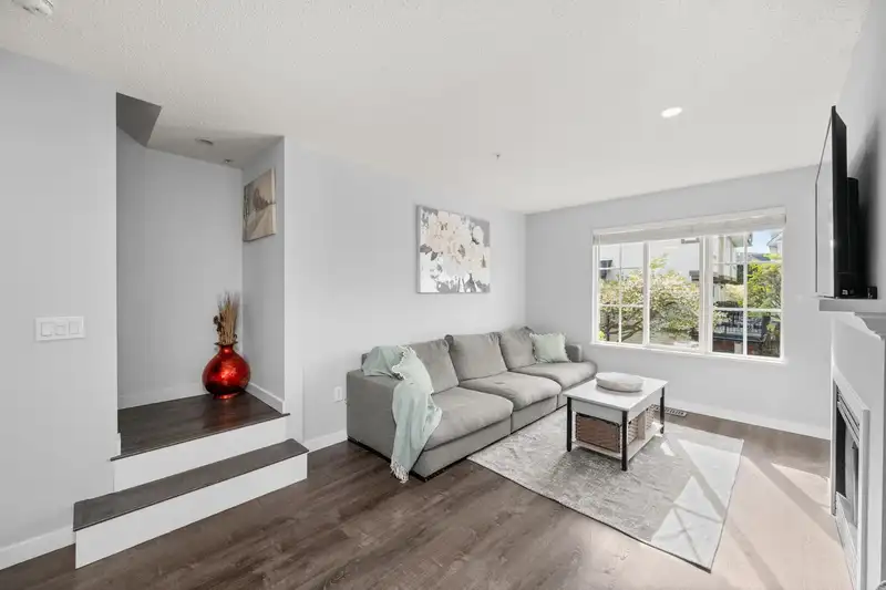 33 20560 66 AVENUE - photo 3 of 40
