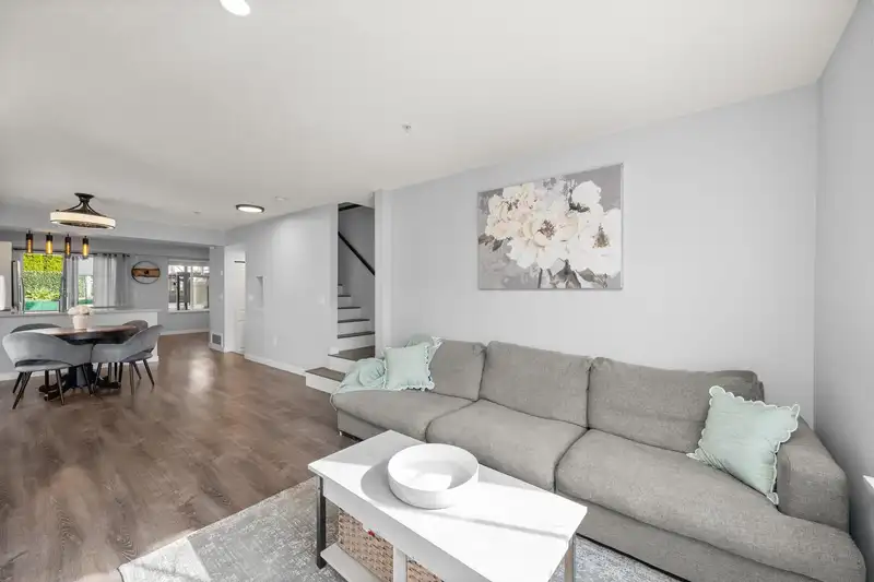 33 20560 66 AVENUE - photo 4 of 40