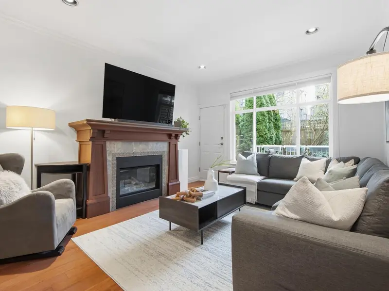 1530 KITCHENER STREET - photo 4 of 25