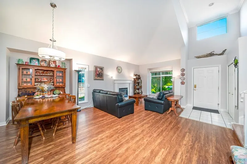 14766 31 AVENUE - photo 2 of 19