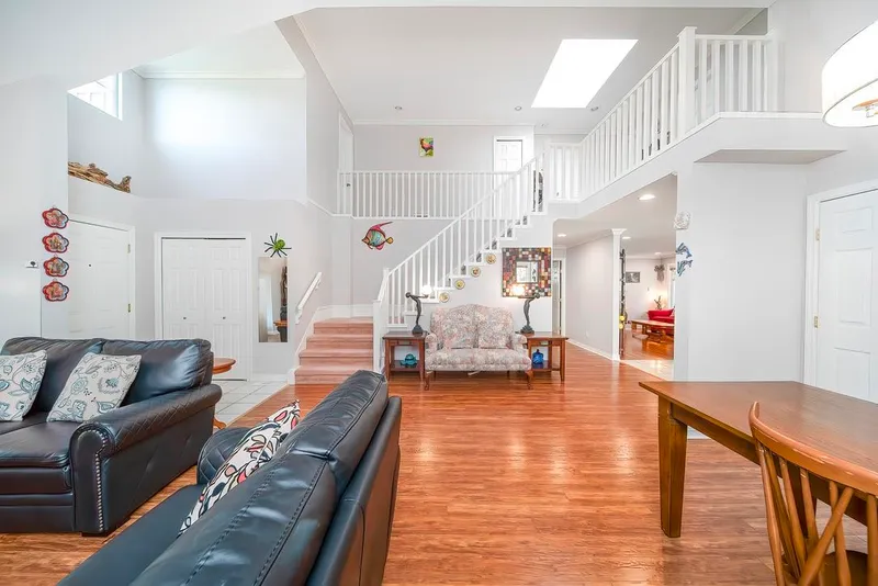 14766 31 AVENUE - photo 3 of 19