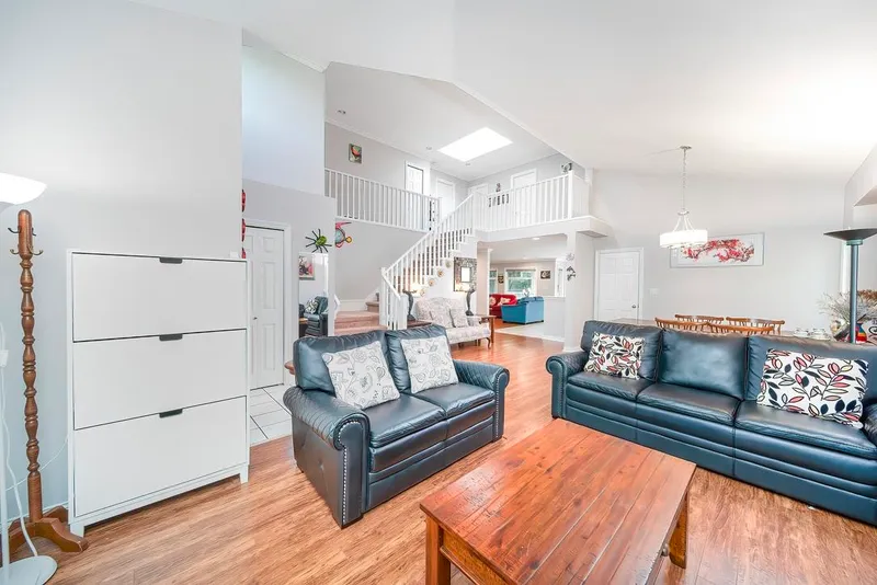 14766 31 AVENUE - photo 4 of 19