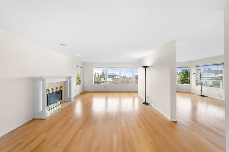 13395 14 AVENUE - photo 4 of 25