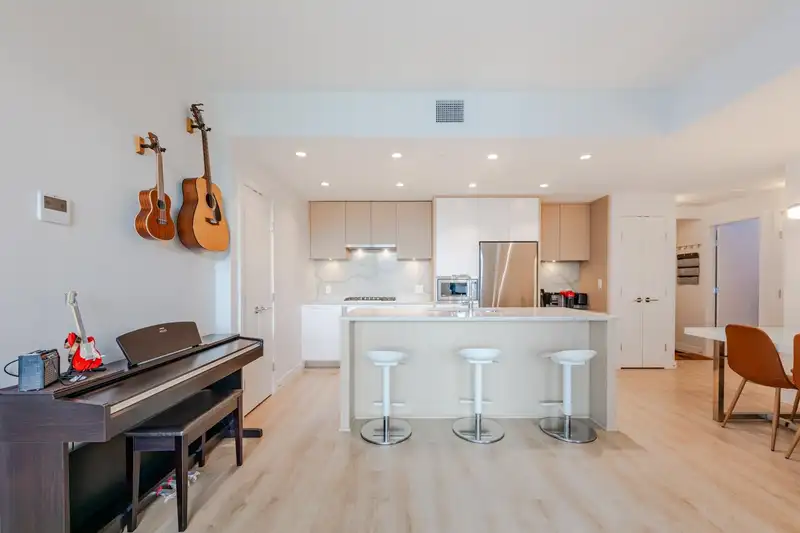 2904 567 CLARKE ROAD - photo 1 of 34