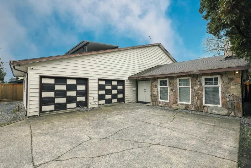 6091 172 STREET - photo 4 of 25