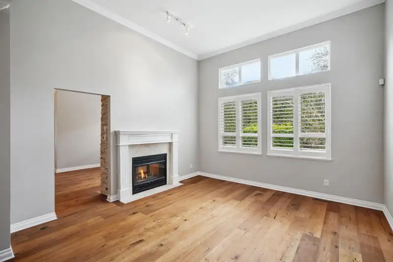 34 15055 20 AVENUE - photo 4 of 40