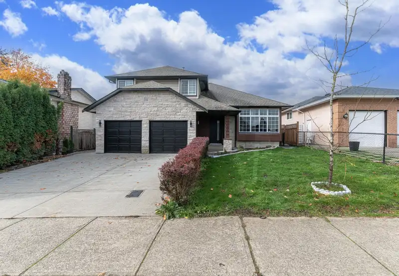 3089 GOLDFINCH STREET - photo 2 of 40
