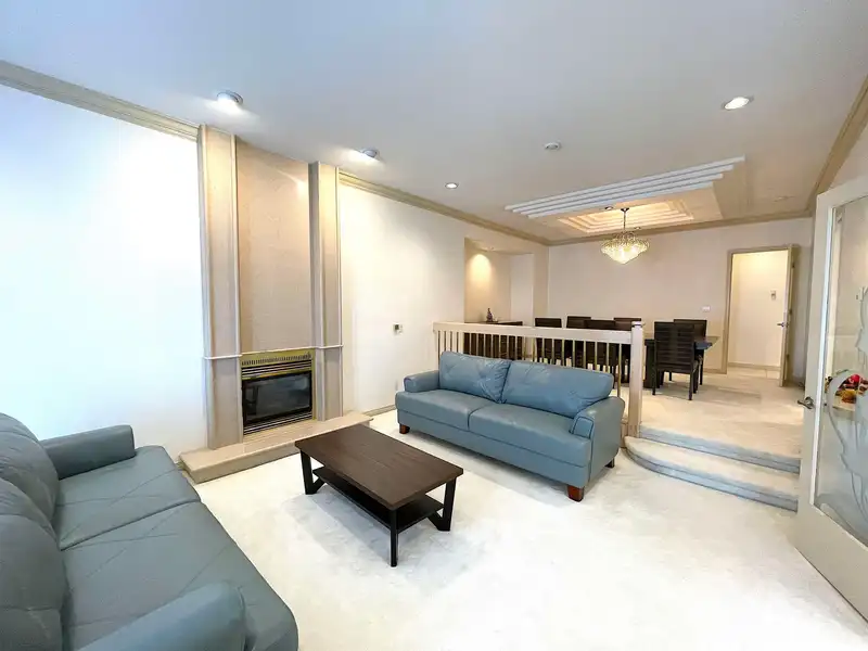 7560 LANG PLACE - photo 4 of 35