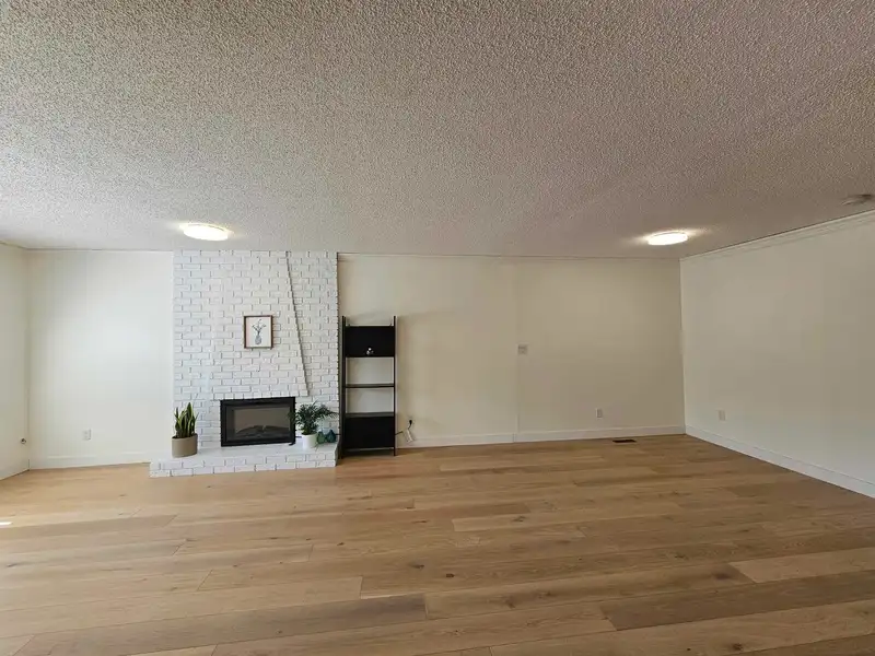 1955 FLYNN CRESCENT - photo 4 of 37