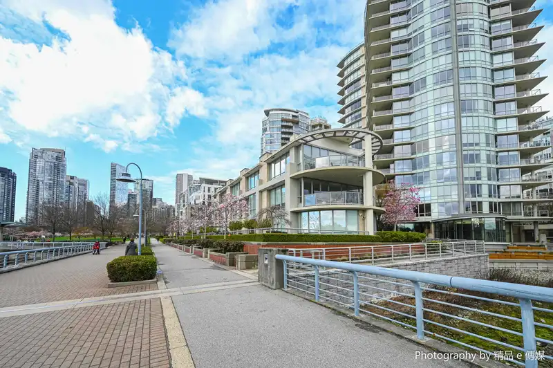 303 1328 MARINASIDE CRESCENT - photo 4 of 31