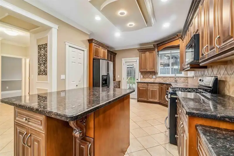 2018 TURNBERRY LANE - photo 4 of 38