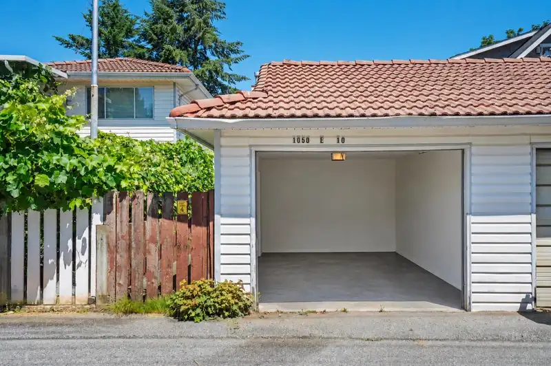1050 E 10TH AVENUE - photo 4 of 32