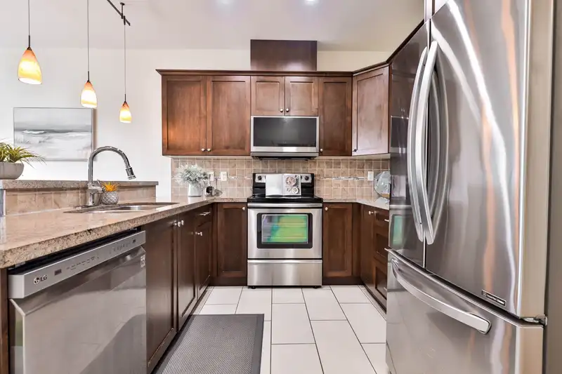 319 14333 104 AVENUE - photo 3 of 17