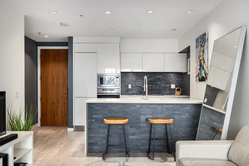 203 181 W 1ST AVENUE - photo 1 of 24
