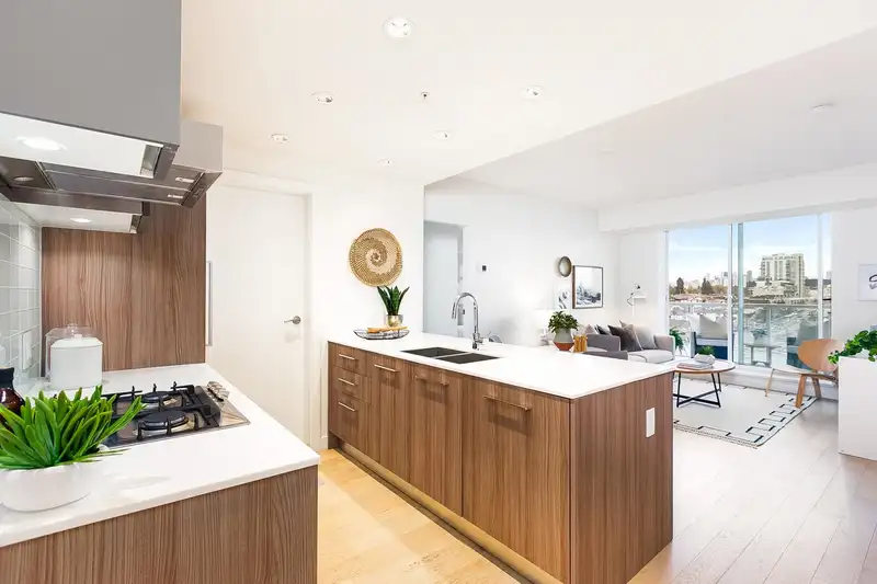 906 2220 KINGSWAY - photo 1 of 32