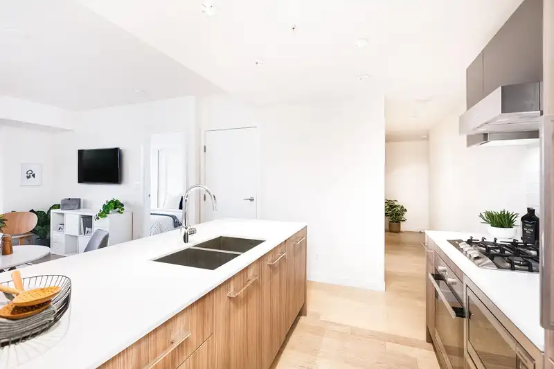 906 2220 KINGSWAY - photo 3 of 32