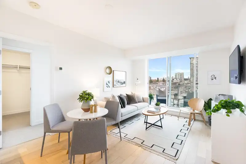 906 2220 KINGSWAY - photo 4 of 32