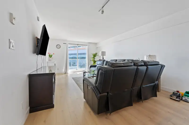 606 200 KEARY STREET - photo 4 of 23