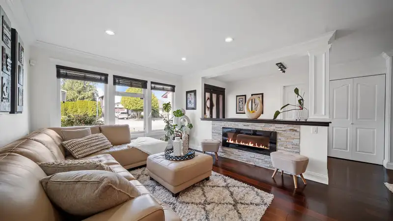 3220 DUNKIRK AVENUE - photo 4 of 39