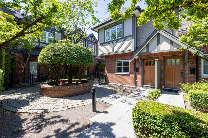 6139 OAK STREET - photo 2 of 33