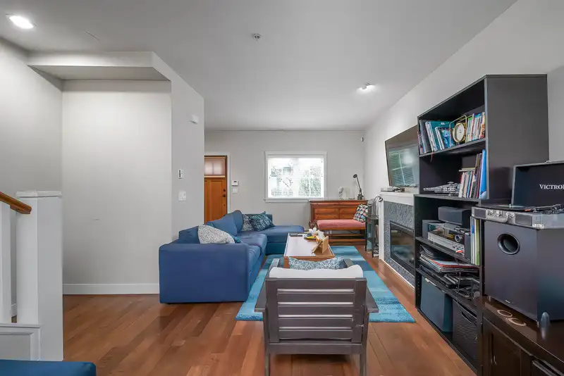 6139 OAK STREET - photo 4 of 33