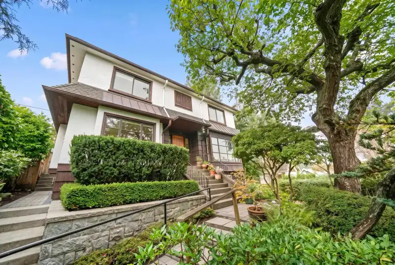 4390 LOCARNO CRESCENT - photo 1 of 2