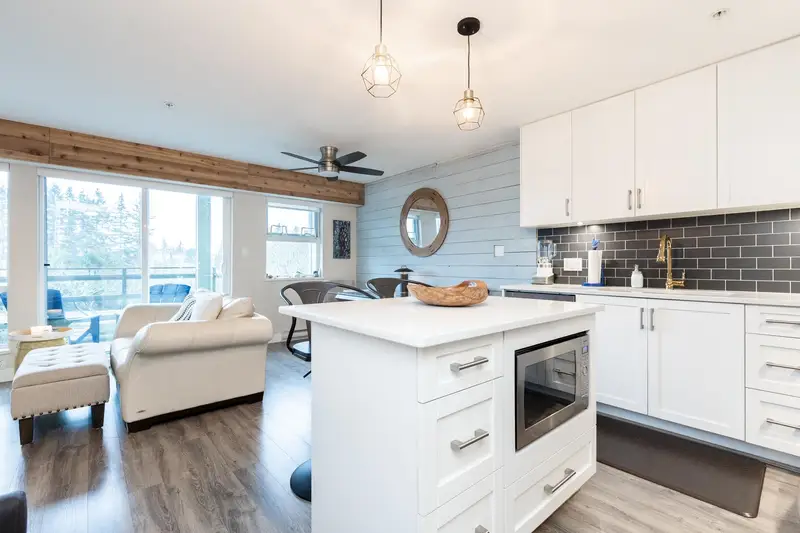 309 15735 CROYDON DRIVE - photo 2 of 25