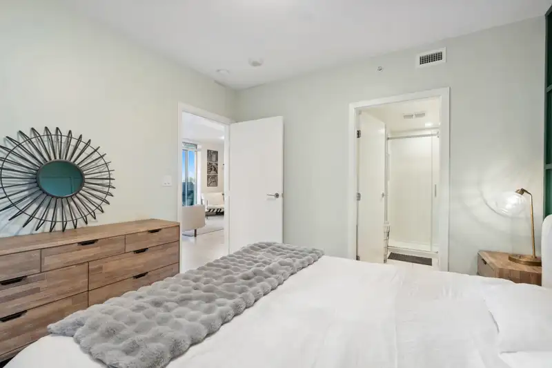 302 285 E 10TH AVENUE - photo 4 of 21