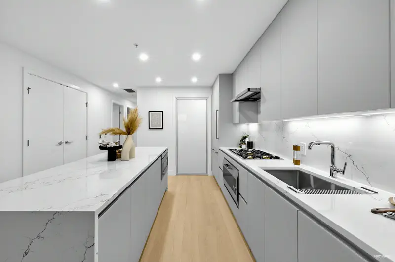 205 1331 MARINE DRIVE - photo 4 of 25