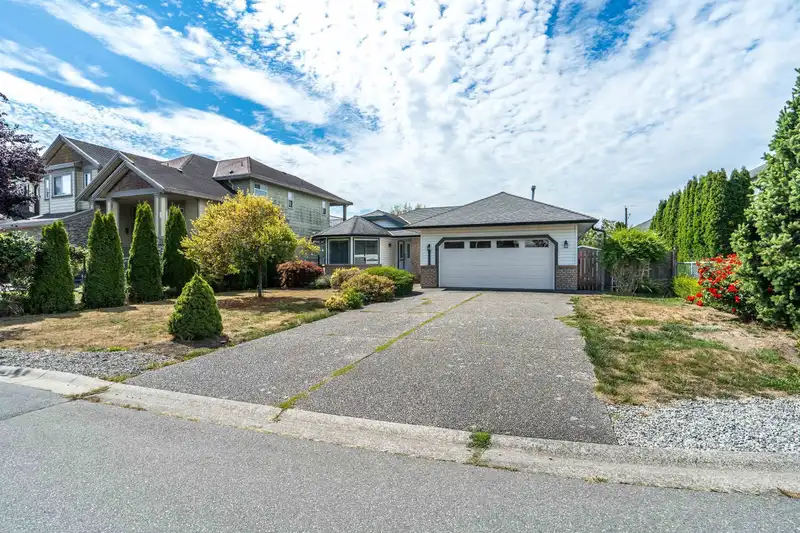 6055 170A STREET - photo 3 of 40