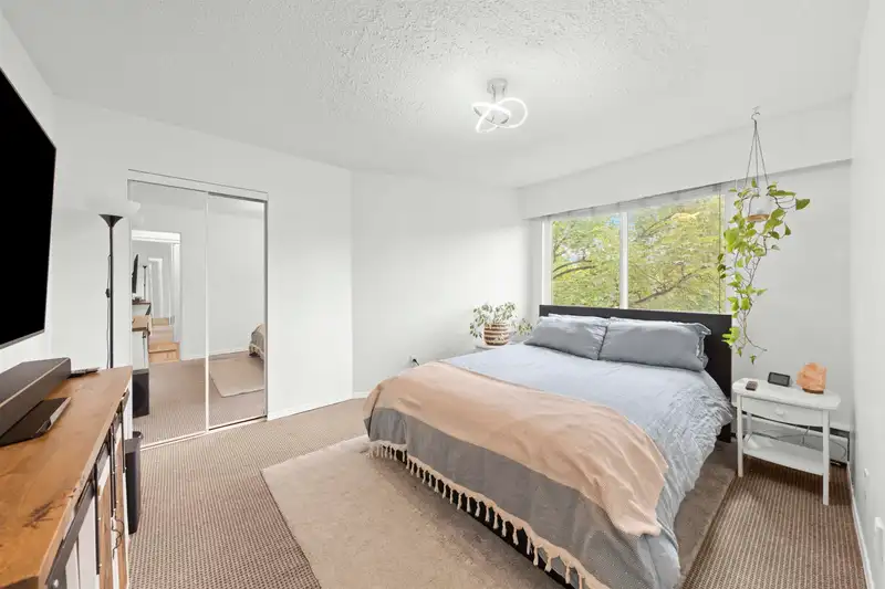 311 1540 E 4TH AVENUE - photo 4 of 11