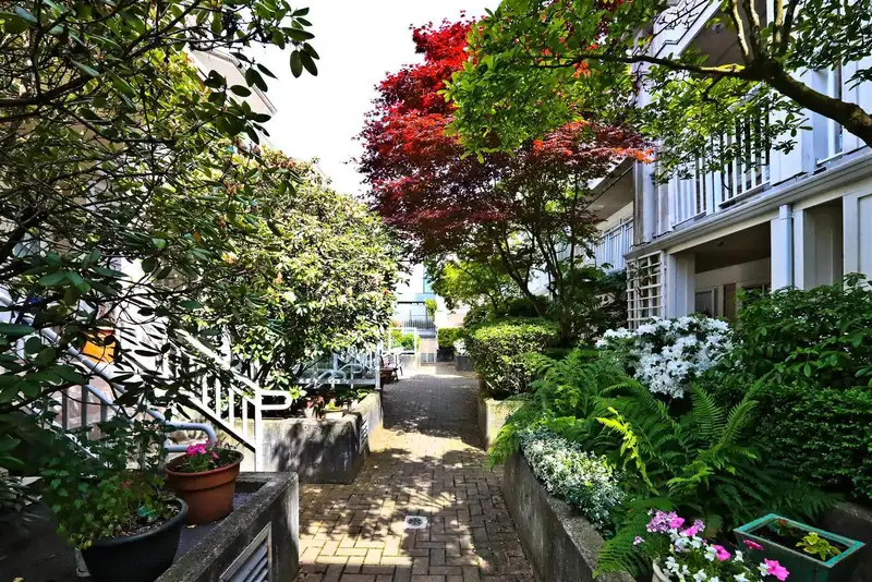 218 2545 W BROADWAY - photo 1 of 9