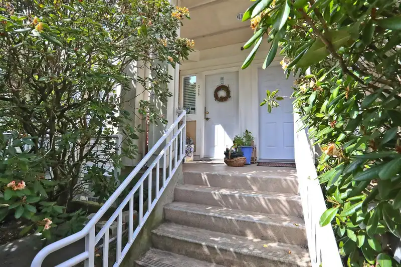 218 2545 W BROADWAY - photo 2 of 9