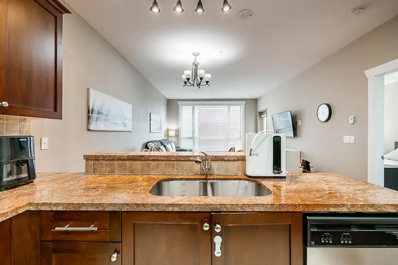 405 14333 104 AVENUE - photo 3 of 31